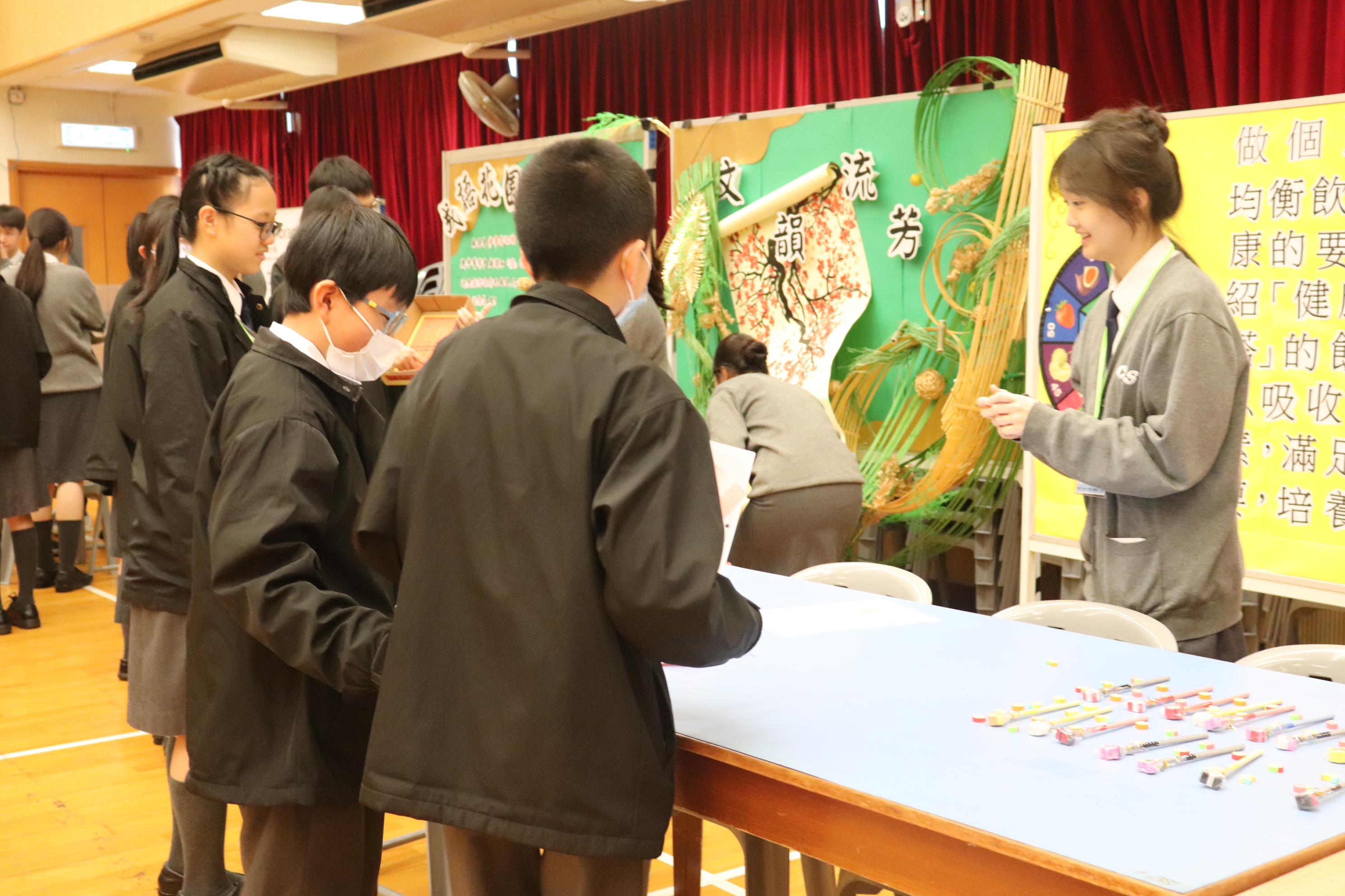 6 本校同學參與各類攤位遊戲，樂在其中.JPG