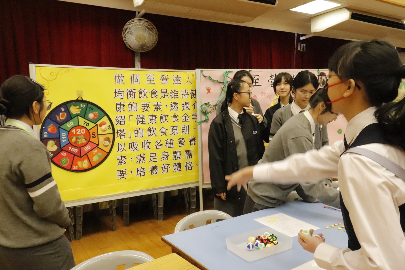 8 本校同學參與各類攤位遊戲，樂也融融_C.jpg